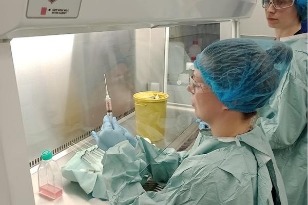 sarah and carolyn in lab